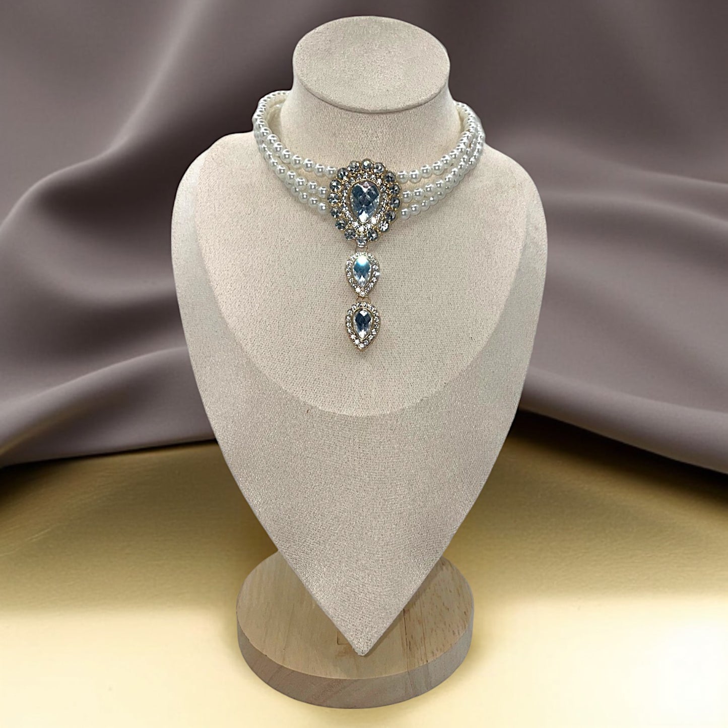 Royal Pearl Jewellery Set – Elegant Necklace & Hand Chain Bracelet for Special Occasions